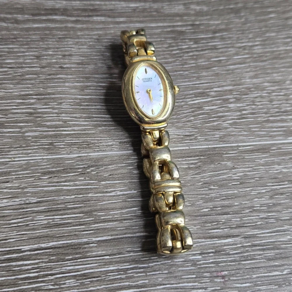 Vintage Citizen Quartz Ladies Watch Mother Pearl Dial Gold Tone 5920-S56573 Oval